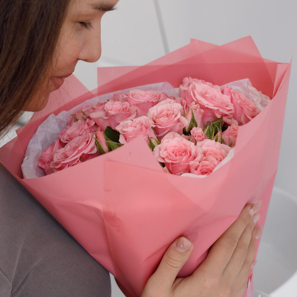 Букет из 9 розовых кустовых роз – нежность в каждом лепестке Альметьевск Республика Татарстан