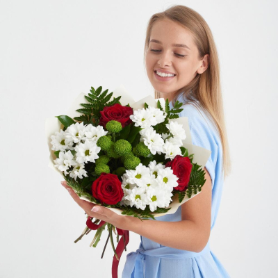 Букет «Настроение» – гармония красных эквадорских роз и нежных хризантем Альметьевск Республика Татарстан