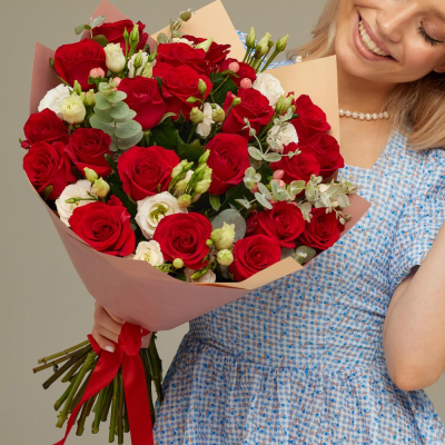 Роскошный букет для любимой женщины – 21 эквадорская роза и эустома Альметьевск Республика Татарстан