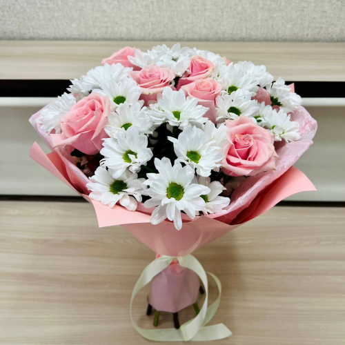 Букет «Ягодное Рафаэлло» – нежность розовых роз и белых хризантем Альметьевск Республика Татарстан