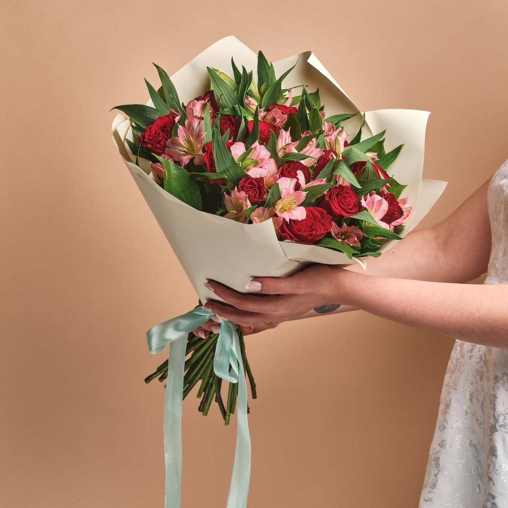 Букет «Нежность слов» — гармония красных роз и нежных альстромерий Альметьевск Республика Татарстан