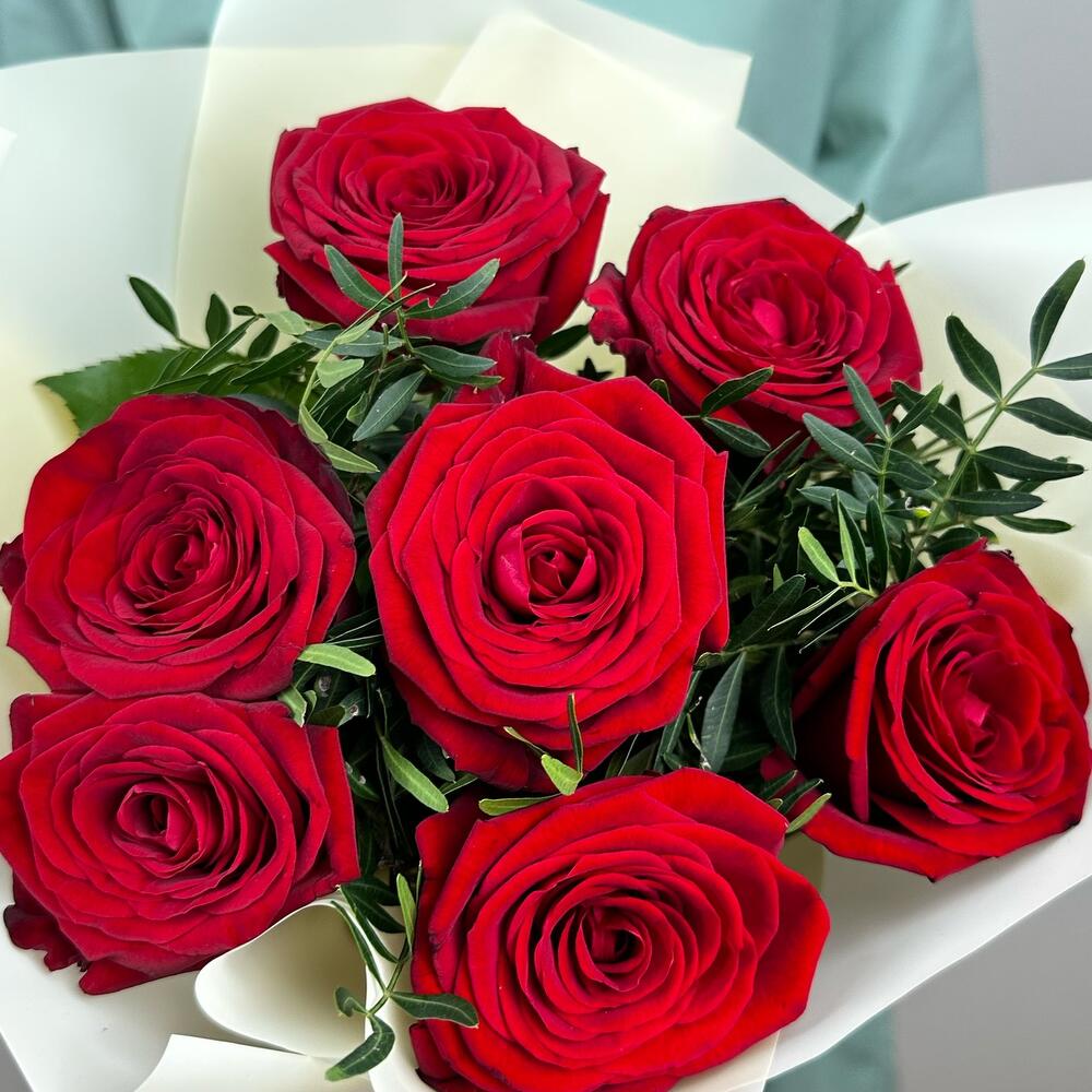 Букет «Гранатовый» из красных роз в роскошной упаковке Альметьевск Республика Татарстан