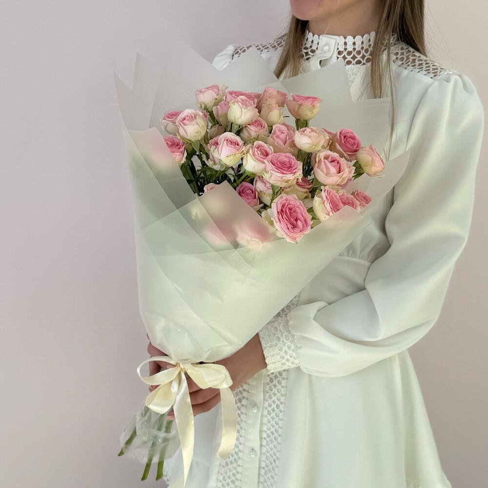 Букет «Нежный аромат» – пышные розовые кустовые розы в элегантной упаковке Альметьевск Республика Татарстан