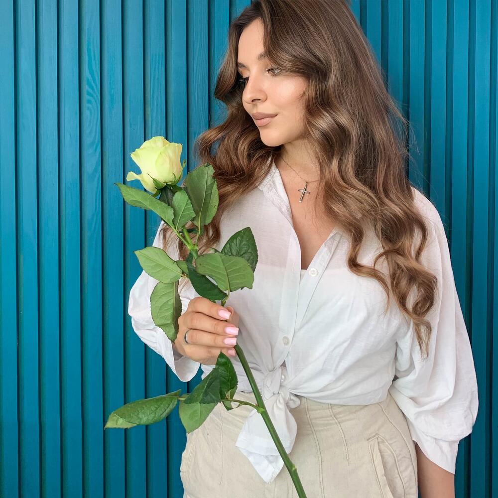 Комплимент из белой эквадорской розы – элегантность в каждом лепестке Альметьевск Республика Татарстан