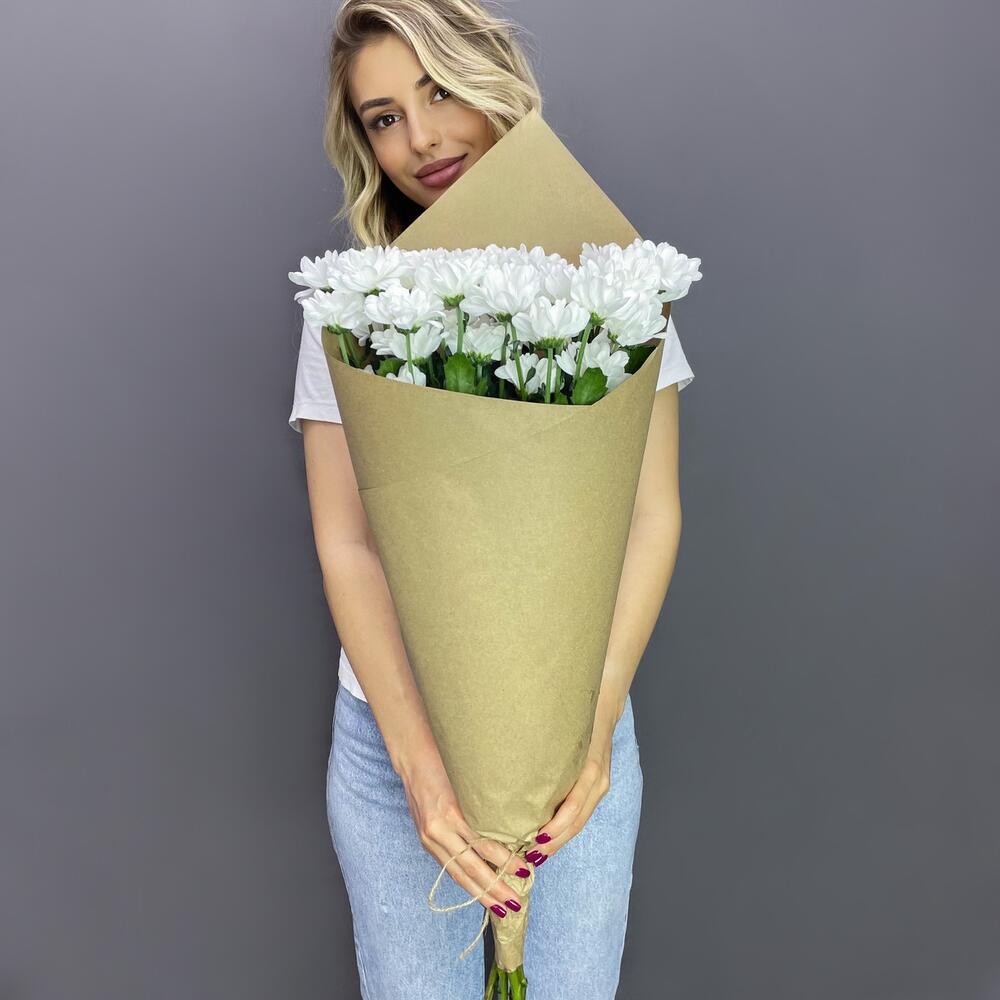 Букет из 5 белых хризантем в крафте – лаконичная элегантность Альметьевск Республика Татарстан