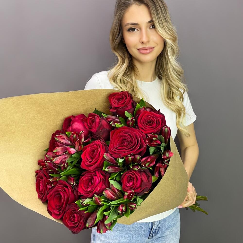 Букет «Стрелиция» – гармония из красных роз и белых альстромерий  Альметьевск Республика Татарстан