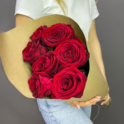 Букет из 7 красных роз в крафте – страсть в стильной упаковке Альметьевск Республика Татарстан