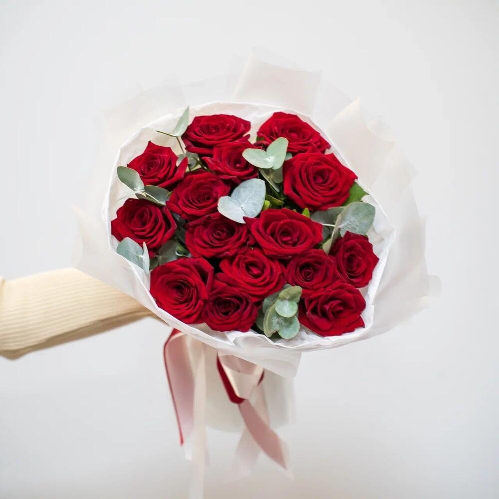 Элегантный букет из 15 красных роз с эвкалиптом – символ страсти и нежности Альметьевск Республика Татарстан