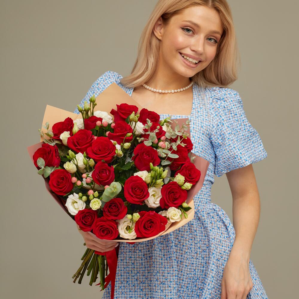 Роскошный букет для любимой женщины – 21 эквадорская роза и эустома Альметьевск Республика Татарстан