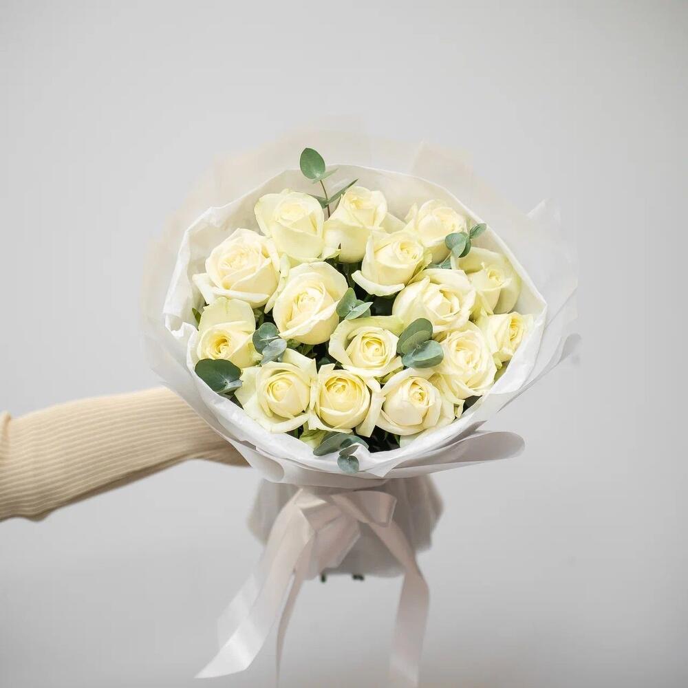 Букет из 15 белых роз с эвкалиптом – чистота и изысканность Альметьевск Республика Татарстан