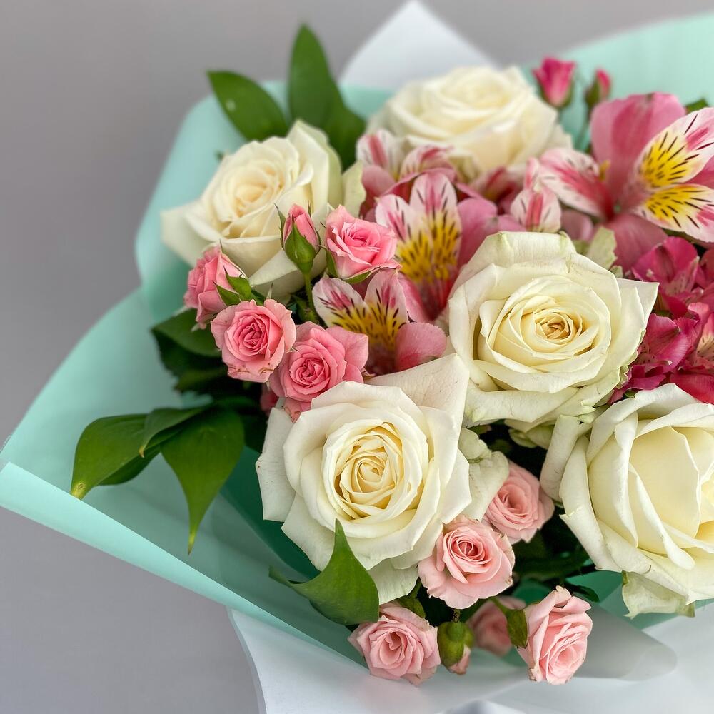 Букет «Николь» – изысканное сочетание роз, кустовых роз и альстромерий Альметьевск Республика Татарстан