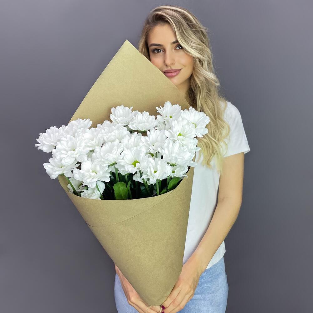 Букет из 5 белых хризантем в крафте – лаконичная элегантность Альметьевск Республика Татарстан