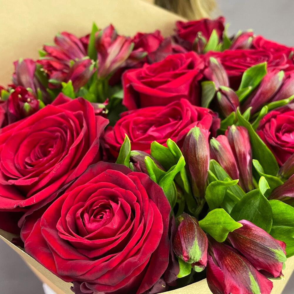 Букет «Стрелиция» – гармония из красных роз и белых альстромерий  Альметьевск Республика Татарстан