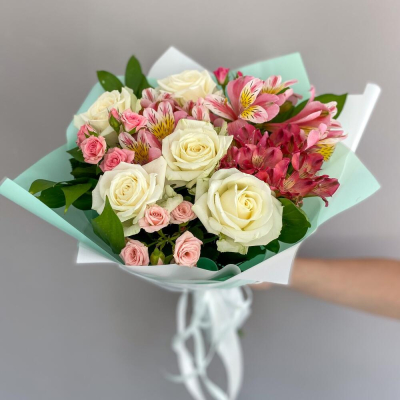 Букет «Николь» – изысканное сочетание роз, кустовых роз и альстромерий Альметьевск Республика Татарстан