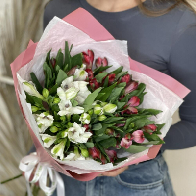 Букет «Люблю»– страсть и чистота в красно-белых альстромериях Альметьевск Республика Татарстан