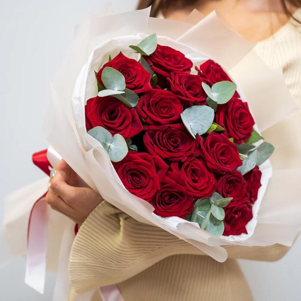 Элегантный букет из 15 красных роз с эвкалиптом – символ страсти и нежности Альметьевск Республика Татарстан