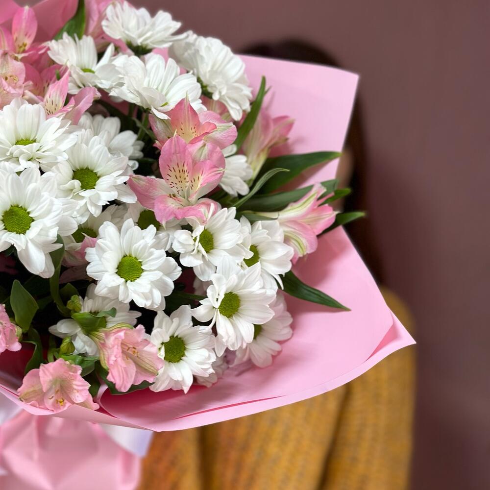 Букет «Поцелуй бабочки» нежность белых хризантем и розовых альстромерий Альметьевск Республика Татарстан