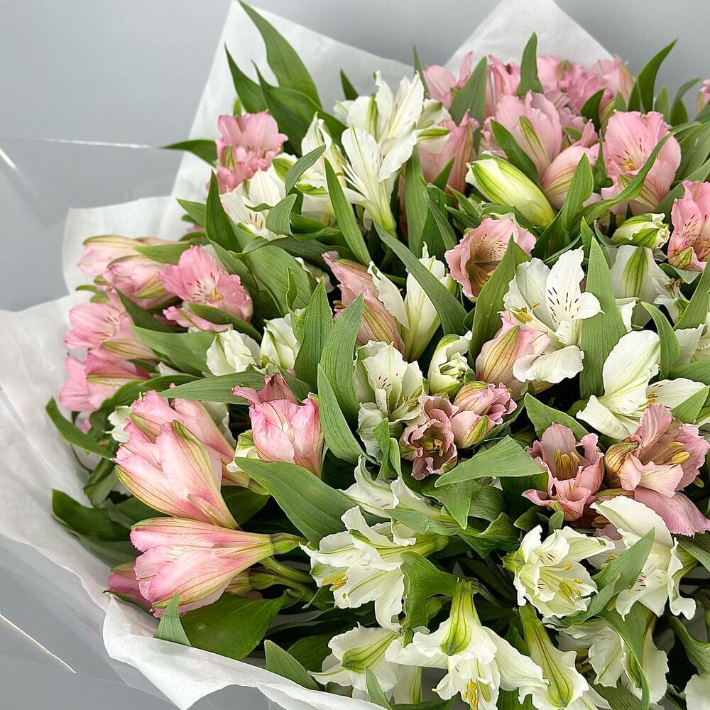 Букет «Гармония» – нежное сочетание белых и розовых альстромерий Альметьевск Республика Татарстан