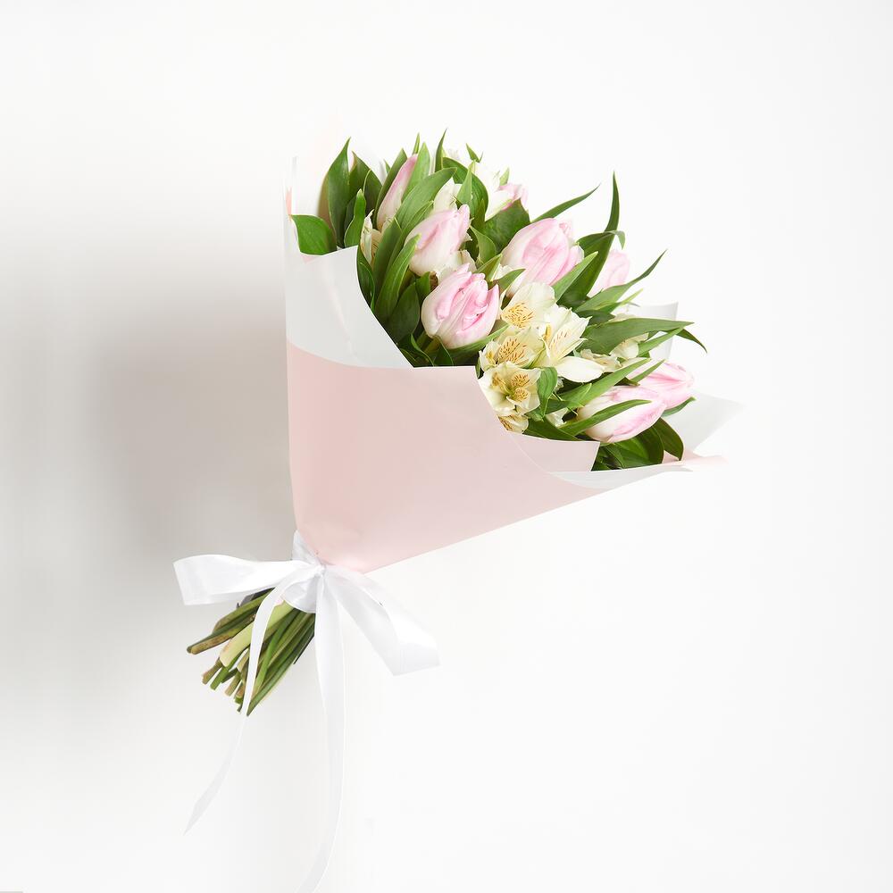 Букет «Первое свидание» розовых тюльпанов и белых альстромерий Альметьевск Республика Татарстан