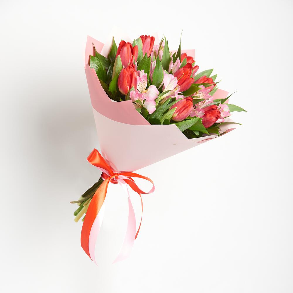 Букет «Первый поцелуй» красных тюльпанов и розовых альстромерий Альметьевск Республика Татарстан