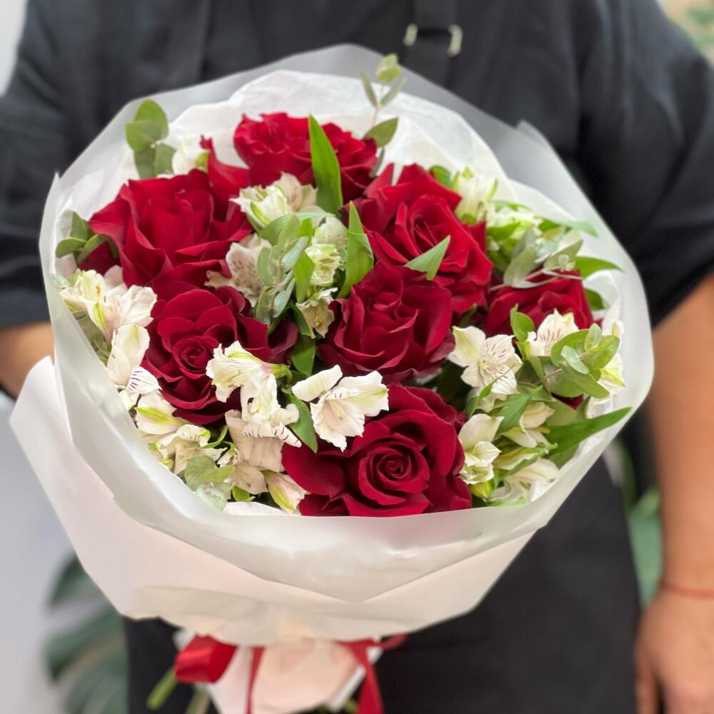 Букет «Любимой» – 7 эквадорских роз и белых альстромерий Альметьевск Республика Татарстан