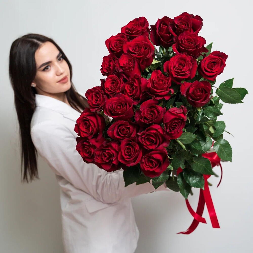 Роскошный букет «Эксплорер» – 25 красных роз для самых важных моментов Альметьевск Республика Татарстан