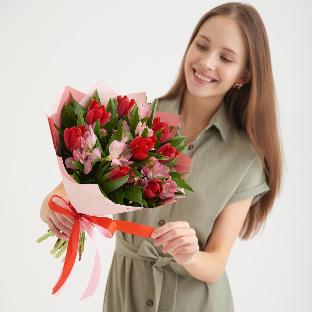 Букет «Первый поцелуй» красных тюльпанов и розовых альстромерий Альметьевск Республика Татарстан