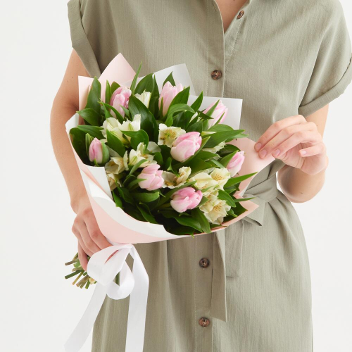 Букет «Первое свидание» розовых тюльпанов и белых альстромерий Альметьевск Республика Татарстан