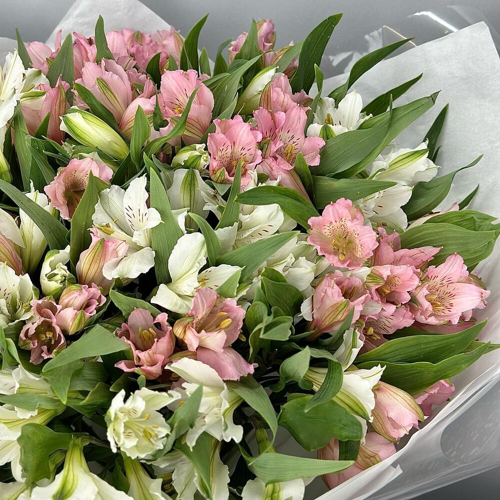 Букет «Гармония» – нежное сочетание белых и розовых альстромерий Альметьевск Республика Татарстан