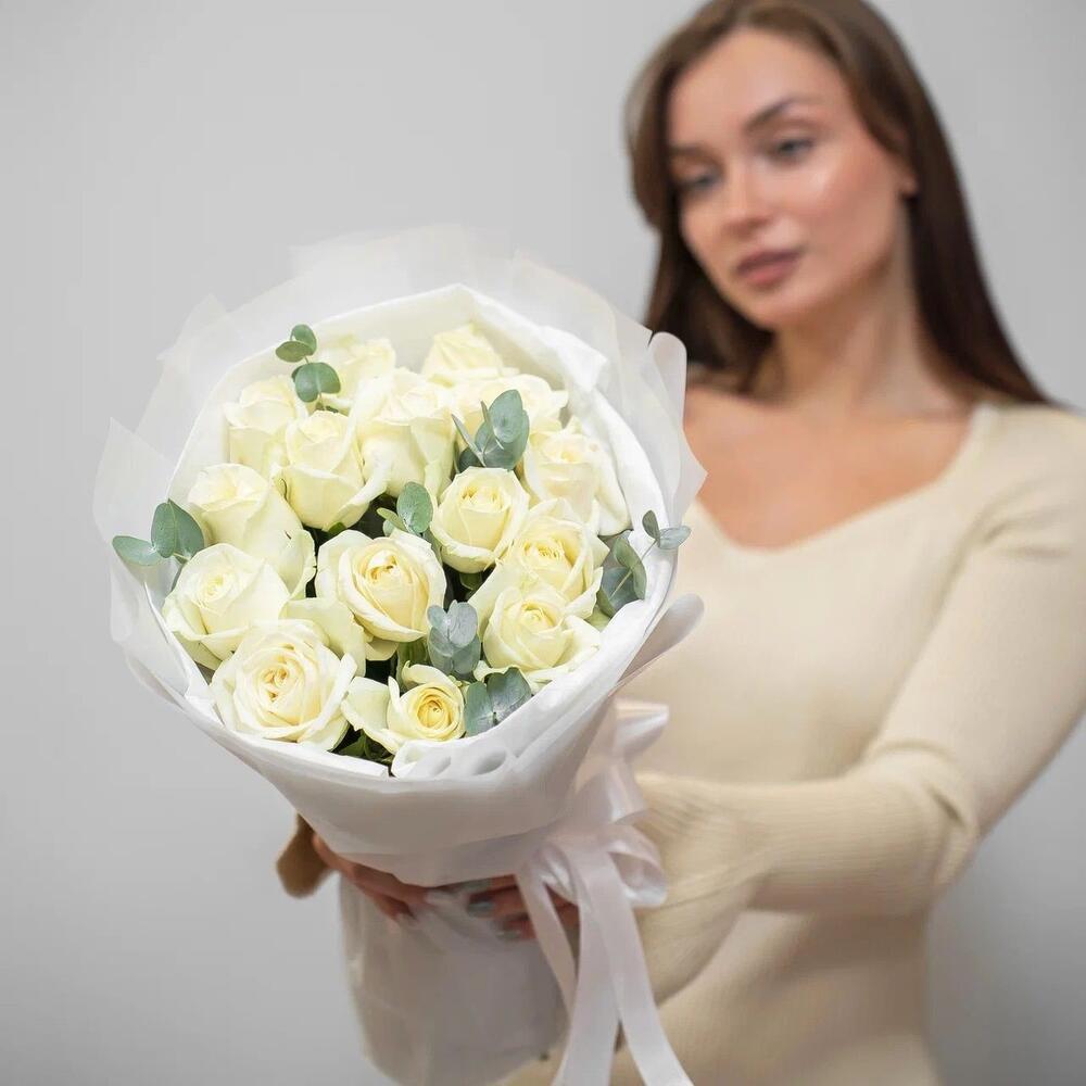 Букет из 15 белых роз с эвкалиптом – чистота и изысканность Альметьевск Республика Татарстан