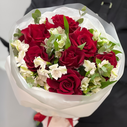 Букет «Любимой» – 7 эквадорских роз и белых альстромерий Альметьевск Республика Татарстан