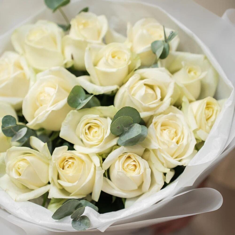 Букет из 15 белых роз с эвкалиптом – чистота и изысканность Альметьевск Республика Татарстан