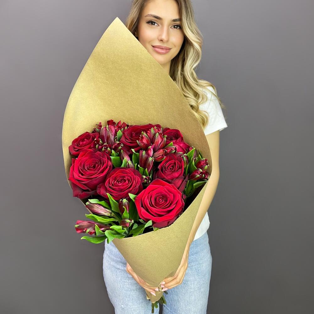 Букет «Страсть» – гармония красных роз и нежных альстромерий Альметьевск Республика Татарстан