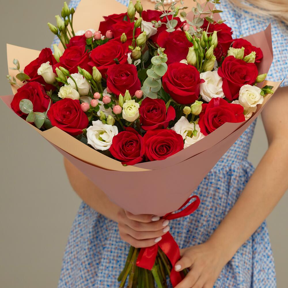 Роскошный букет для любимой женщины – 21 эквадорская роза и эустома Альметьевск Республика Татарстан