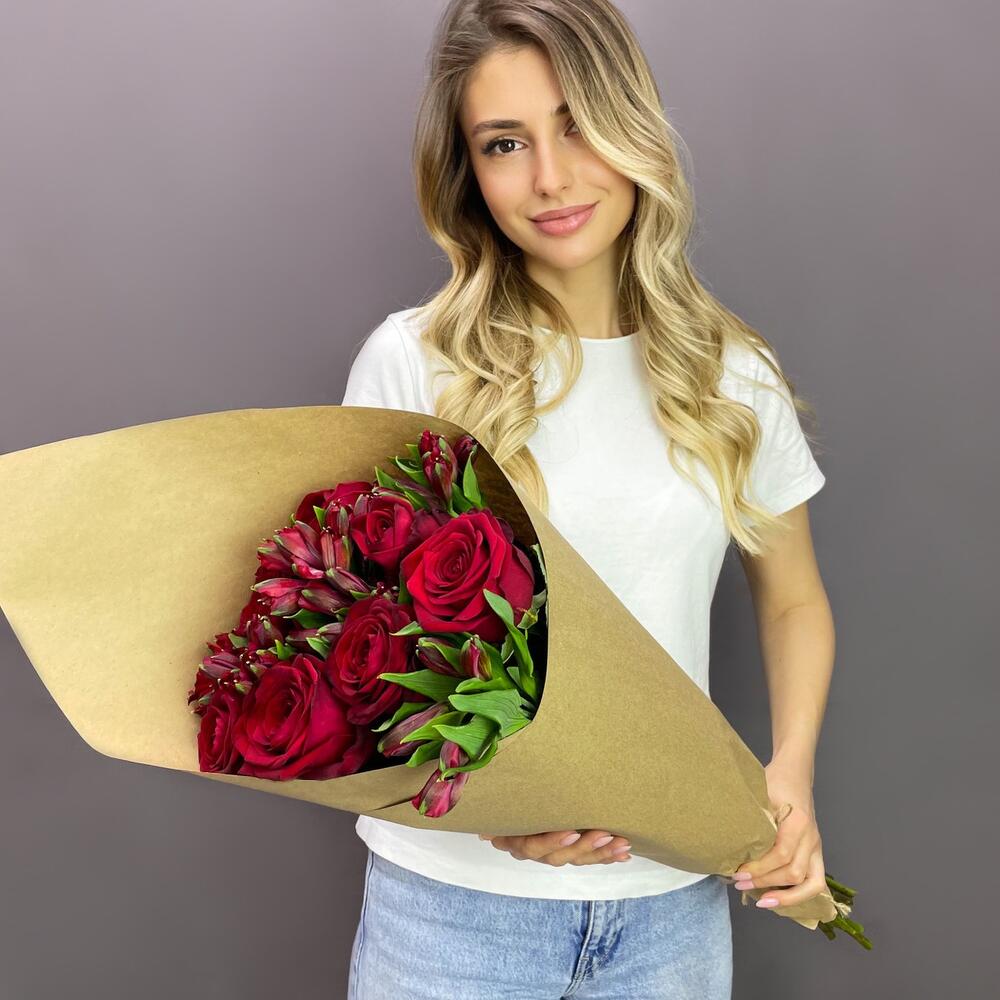 Букет «Страсть» – гармония красных роз и нежных альстромерий Альметьевск Республика Татарстан