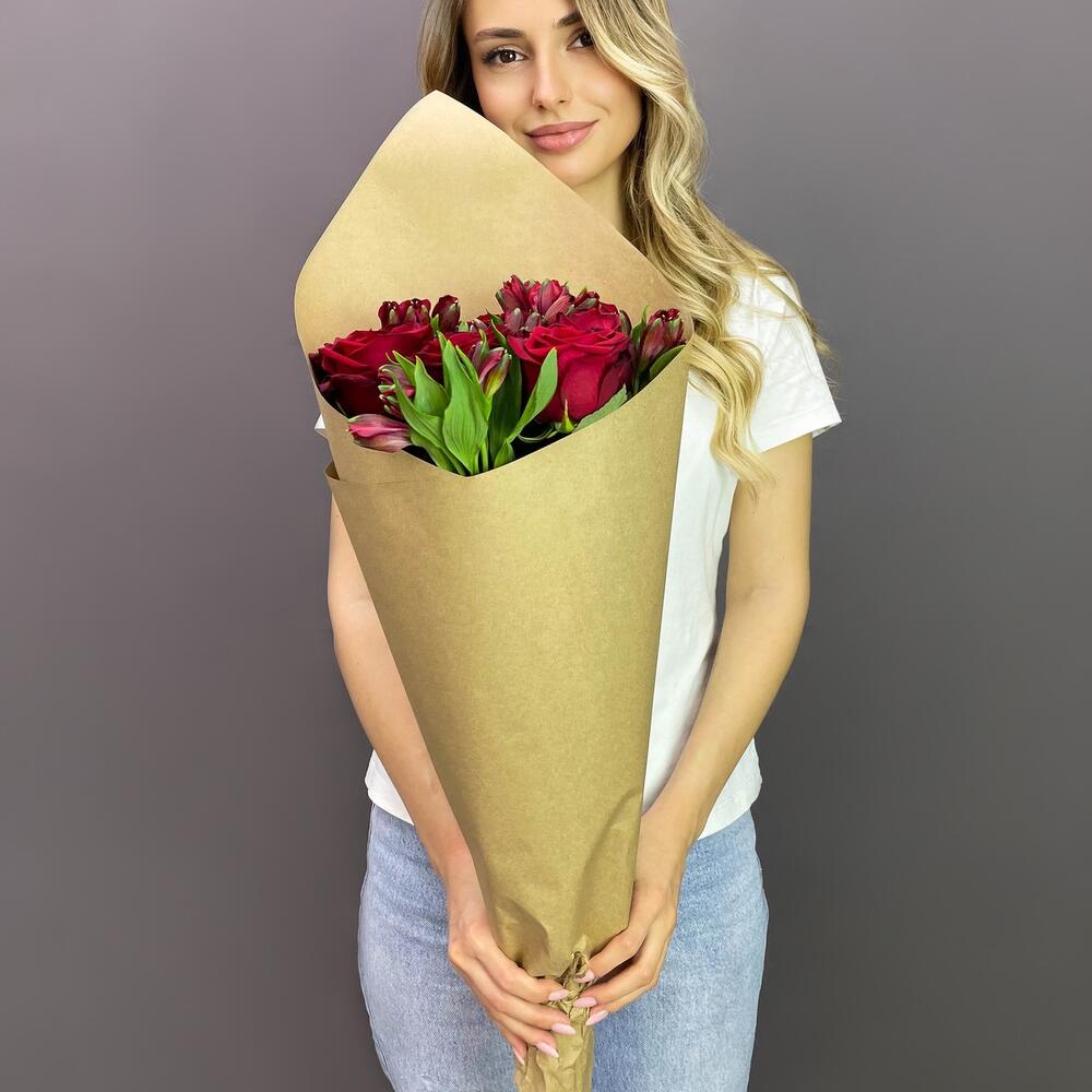 Букет «Страсть» – гармония красных роз и нежных альстромерий Альметьевск Республика Татарстан