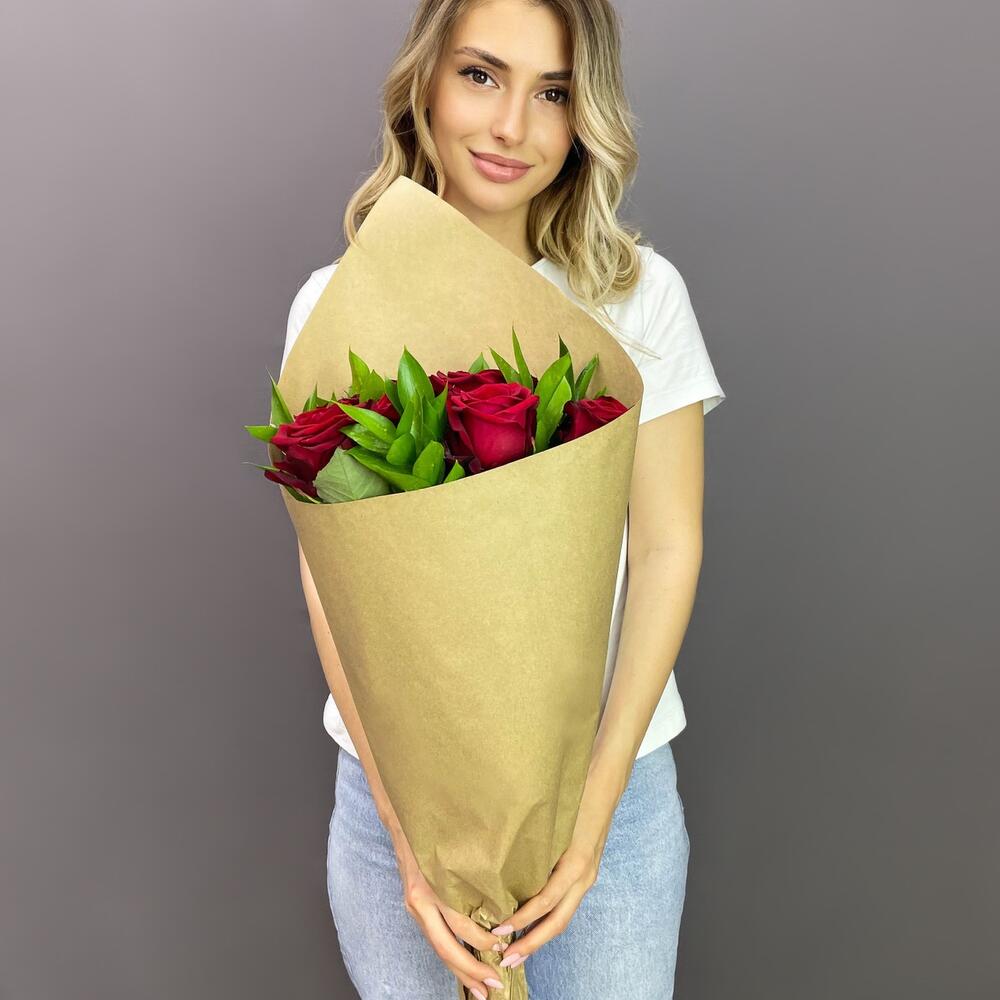 Букет из красных роз с рускусом в крафтовой упаковке – классика с изюминкой Альметьевск Республика Татарстан