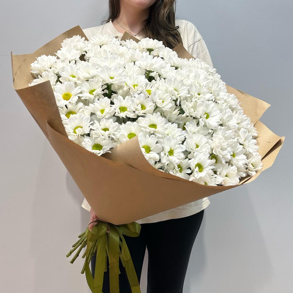 Букет «21 ромашка» – нежные белые кустовые хризантемы в натуральном стиле Альметьевск Республика Татарстан