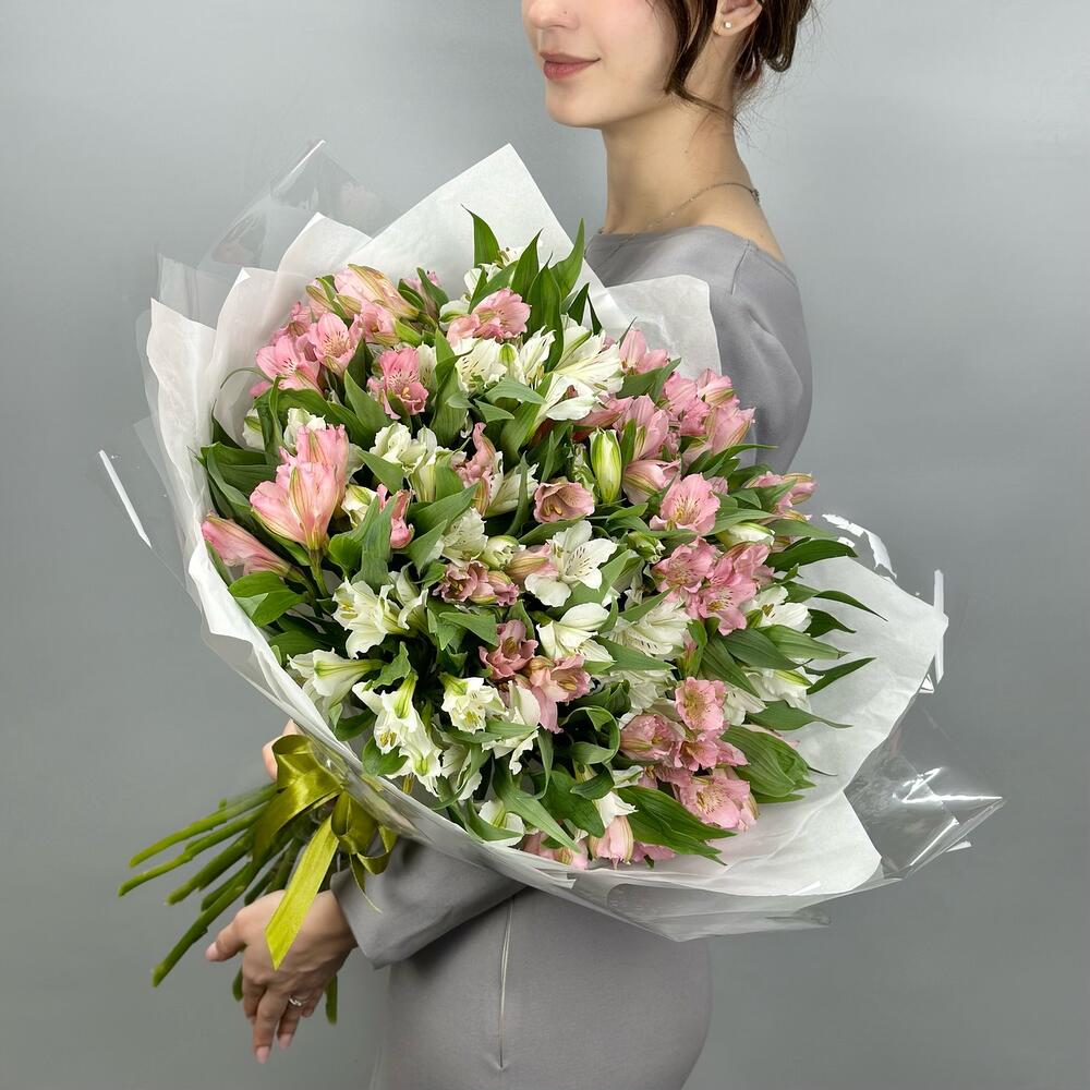 Букет «Гармония» – нежное сочетание белых и розовых альстромерий Альметьевск Республика Татарстан