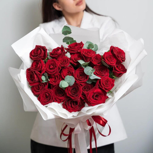 Роскошный букет из 25 красных роз с эвкалиптом – королевский подарок  Альметьевск Республика Татарстан