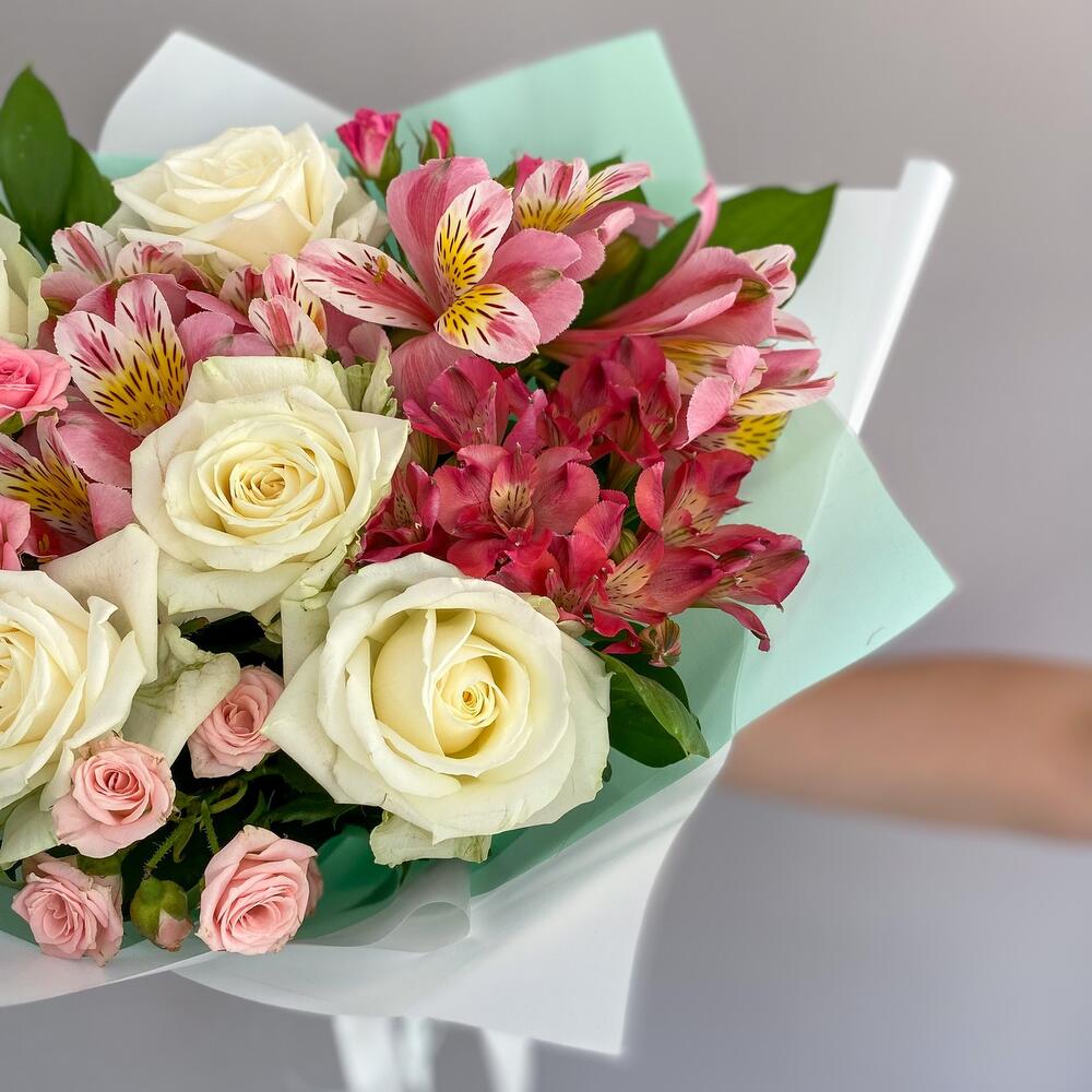 Букет «Николь» – изысканное сочетание роз, кустовых роз и альстромерий Альметьевск Республика Татарстан