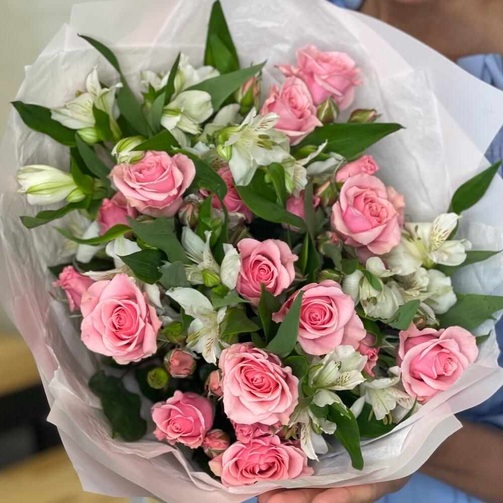 Букет «Розовый фламинго» – нежность розовых кустовых роз и белых альстромерий Альметьевск Республика Татарстан