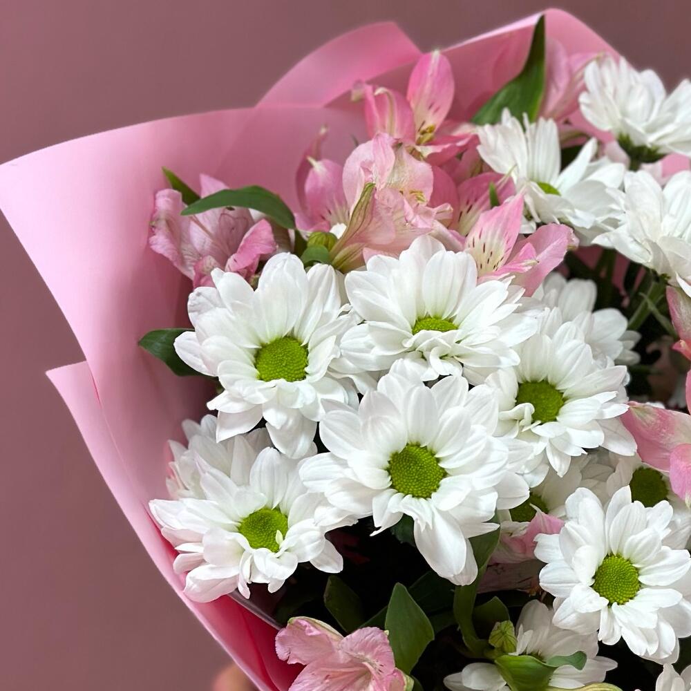 Букет «Поцелуй бабочки» нежность белых хризантем и розовых альстромерий Альметьевск Республика Татарстан