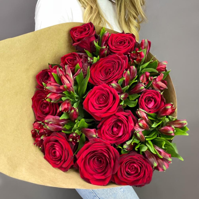 Букет «Стрелиция» – гармония из красных роз и белых альстромерий  Альметьевск Республика Татарстан