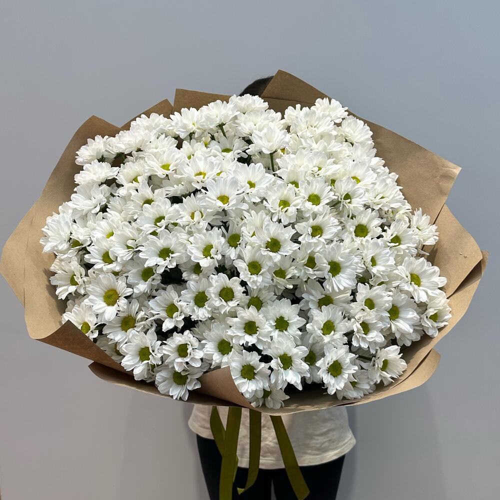 Букет «21 ромашка» – нежные белые кустовые хризантемы в натуральном стиле Альметьевск Республика Татарстан