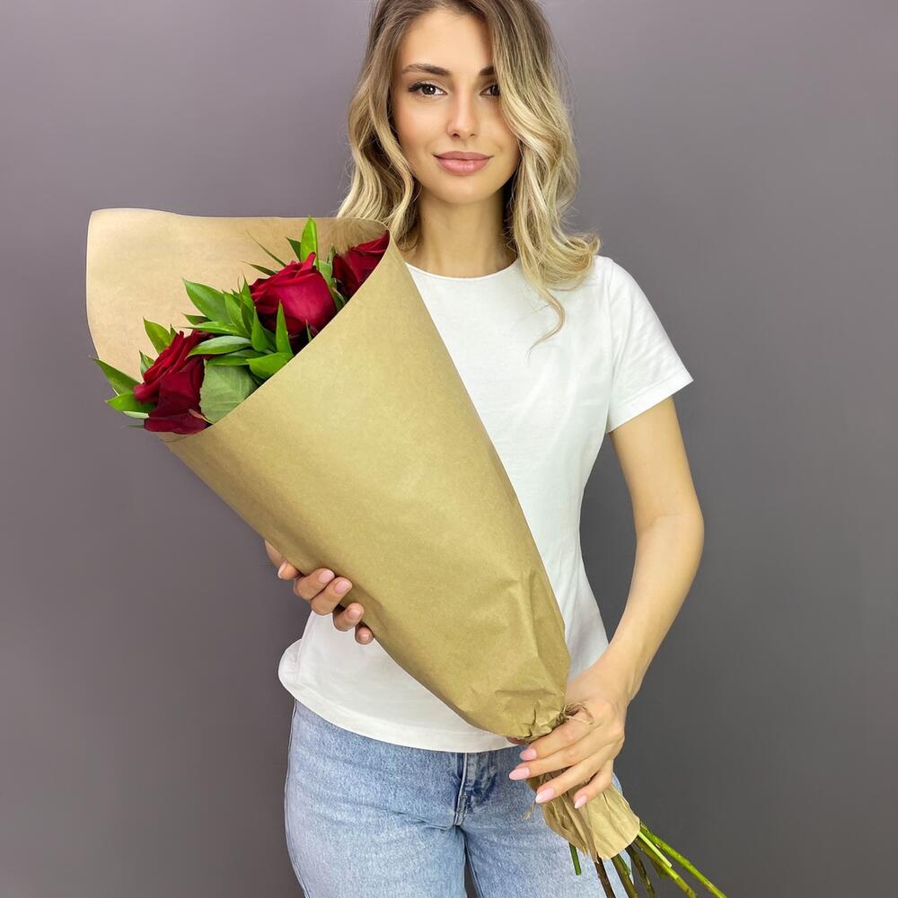 Букет из красных роз с рускусом в крафтовой упаковке – классика с изюминкой Альметьевск Республика Татарстан