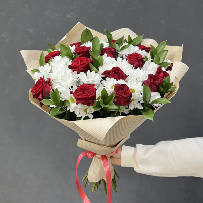 Букет «Романтика» — гармония красных роз и белоснежных хризантем Альметьевск Республика Татарстан