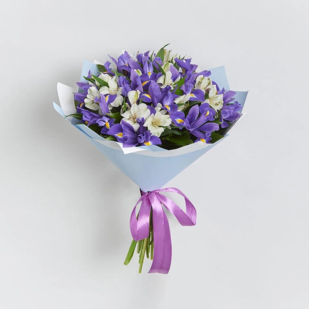 Букет «Вечернее дыхание»  – загадочная гармония синих ирисов и белых альстромерий Альметьевск Республика Татарстан