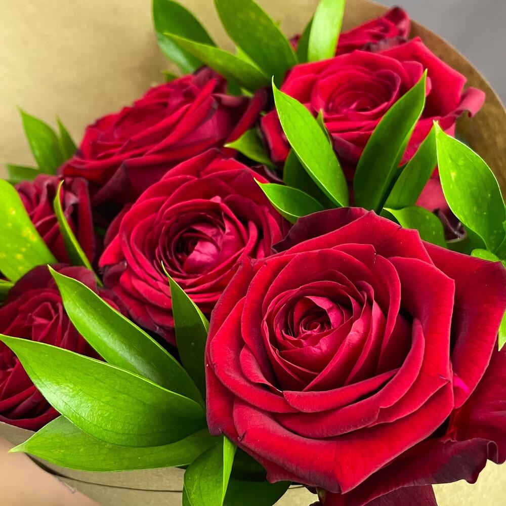 Букет из красных роз с рускусом в крафтовой упаковке – классика с изюминкой Альметьевск Республика Татарстан