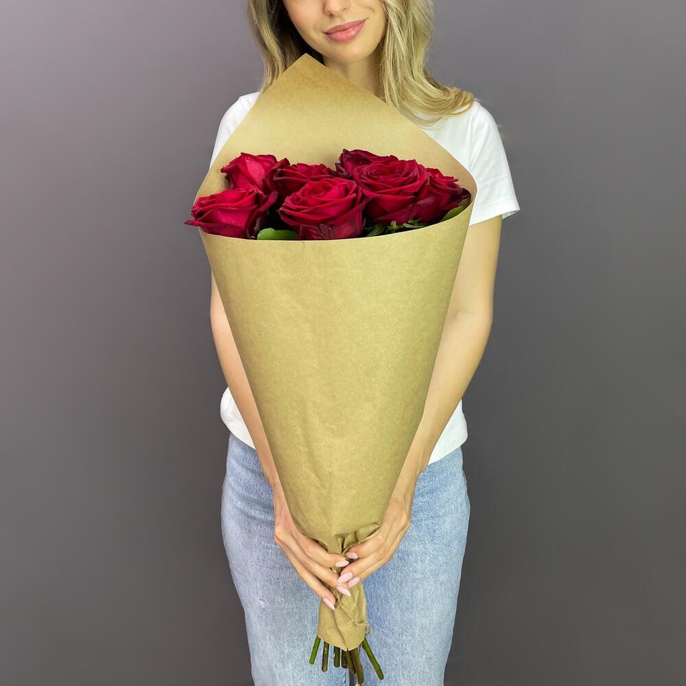 Букет из 7 красных роз в крафте – страсть в стильной упаковке Альметьевск Республика Татарстан